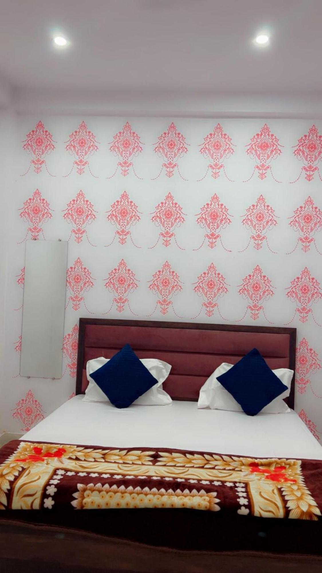 Apartment Shree Radhe Shyam - Walkable Distance To Sri Kashi Vishwanath Temple And Ganga Aarti *